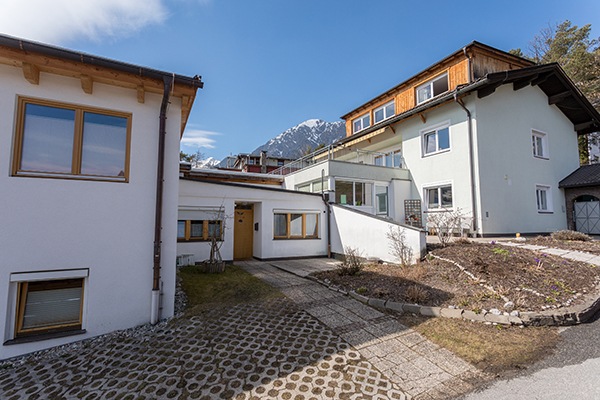 Vorderansicht des WIR-Hauses in Absam