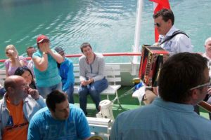 Marc Pircher spielt den BewohnerInnen am Achenseeschiff ein Ständchen.