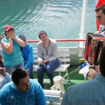 Marc Pircher spielt den BewohnerInnen am Achenseeschiff ein Ständchen.